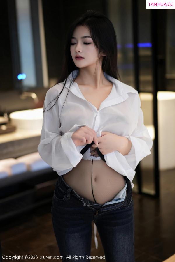   [XiuRen]高清写真图 2023.11.10 No.7645 谭小灵 牛仔裤美腿第20张图片